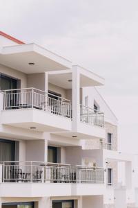 BLUE STONE Luxury Suites的阳台或露台
