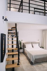 BLUE STONE Luxury Suites客房内的一张或多张床位