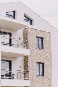 BLUE STONE Luxury Suites的阳台或露台