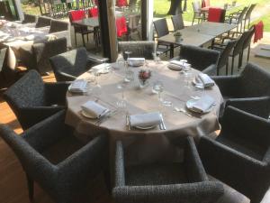 einen Tisch in einem Restaurant mit einem weißen Tischtuch in der Unterkunft Hotel & Restaurant Wildthout in Ommen