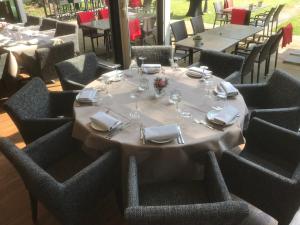 een tafel in een restaurant met een witte tafelkleed bij Hotel & Restaurant Wildthout in Ommen