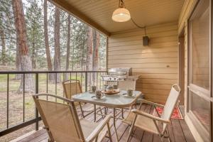 eine Terrasse mit einem Tisch und Stühlen auf einer Veranda in der Unterkunft Ski House 155 in Bend