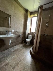 La salle de bains est pourvue d'un lavabo et de toilettes. dans l'établissement Zartonq, à Tatev