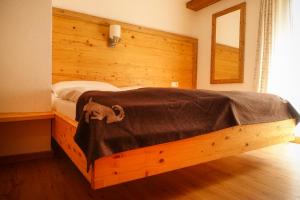 A bed or beds in a room at Apart Berghof Steinbock
