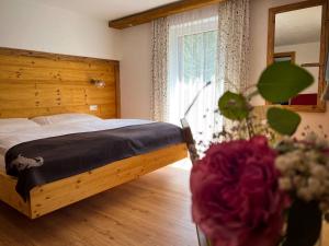 A bed or beds in a room at Apart Berghof Steinbock