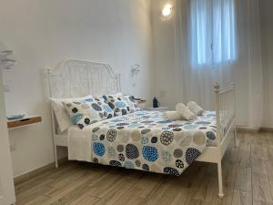 White Shell rooms holiday accomodation self check-in tesisinde bir odada yatak veya yataklar