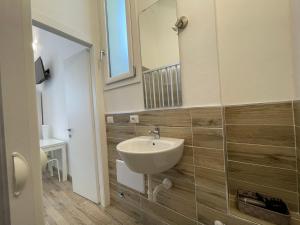 White Shell rooms holiday accomodation self check-in tesisinde bir banyo