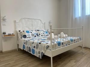White Shell rooms holiday accomodation self check-in tesisinde bir odada yatak veya yataklar