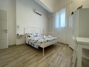 White Shell rooms holiday accomodation self check-in tesisinde bir odada yatak veya yataklar