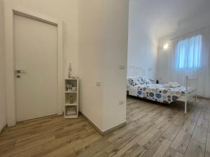 White Shell rooms holiday accomodation self check-in tesisinde bir odada yatak veya yataklar