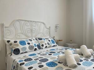 White Shell rooms holiday accomodation self check-in tesisinde bir odada yatak veya yataklar