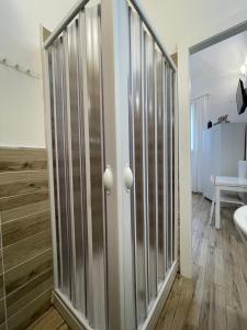 White Shell rooms holiday accomodation self check-in tesisinde bir banyo