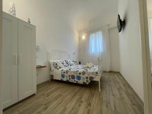 White Shell rooms holiday accomodation self check-in tesisinde bir odada yatak veya yataklar