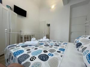 White Shell rooms holiday accomodation self check-in tesisinde bir odada yatak veya yataklar