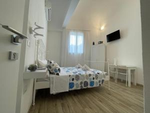 White Shell rooms holiday accomodation self check-in tesisinde bir odada yatak veya yataklar