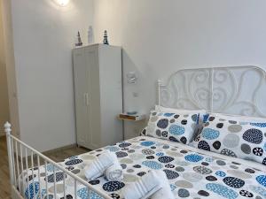 White Shell rooms holiday accomodation self check-in tesisinde bir odada yatak veya yataklar