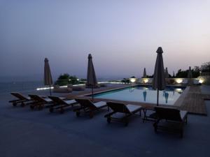 Bazén v ubytování Hotel Relax Dhermi nebo v jeho okolí