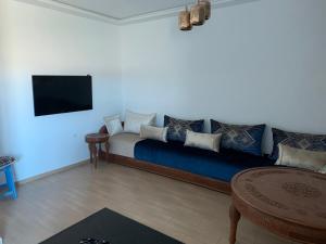 Televisyen dan/atau pusat hiburan di Superbe appartement avec piscine et vue mer Résidence Yasmina