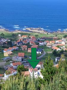 een klein stadje met een groene pijl erop bij Casa Máxica de Oia in Oia