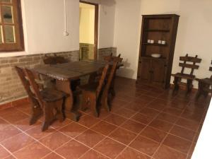 ein Esszimmer mit einem Holztisch und Stühlen in der Unterkunft LA POSADA in Aiguá
