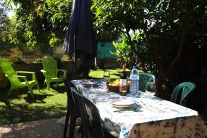 una mesa con platos de comida y una botella de vino en O Quadradinho, en Tavira