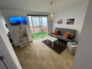 salon z kanapą i telewizorem w obiekcie B-Rent Digital apartment Zen wifi free w Corralejo