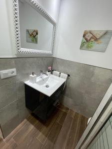 łazienka z umywalką i lustrem w obiekcie B-Rent Digital apartment Zen wifi free w Corralejo +30 zdjęć
