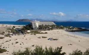 widok na plażę z hotelem i ocean w obiekcie B-Rent Digital apartment Zen wifi free w Corralejo