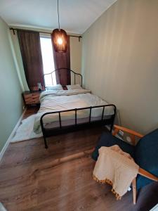 um quarto com uma cama e um sofá em Frafjord Apartments Frøya em Dirdal