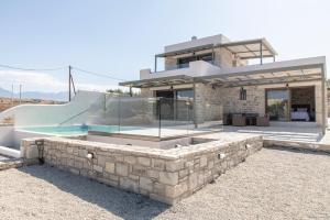 Bazén v ubytování AEONIOS LUXURY VILLA nebo v jeho okolí