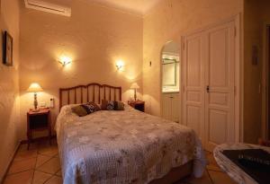 Postel nebo postele na pokoji v ubytování Hotel Villa Provencale