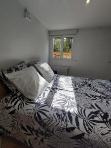 - une chambre avec un lit et une couette noire et blanche dans l'établissement Big studio near Paris and Eurodisney, à Le Perreux-Sur-Marne