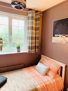 Een bed of bedden in een kamer bij The Lake House, Woking