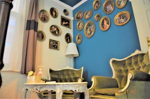 Un mur bleu avec un tas de plaques dessus dans l'établissement Social Guest House, à Sofia