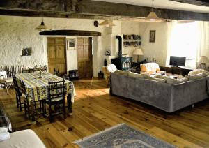 een woonkamer met een bank en een tafel bij Chez Janie Hirst in Sauzet
