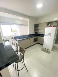 Virtuvė arba virtuvėlė apgyvendinimo įstaigoje Apto vista p o mar Ubatuba-Praia Grande-Ar Condicionado-Novíssimo