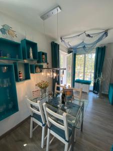 ジブヌベクにあるLuxury Blue Porta Mareのダイニングルーム(ガラスのテーブル、椅子付)