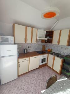 Kuchyň nebo kuchyňský kout v ubytování Apartamenty na skarpie
