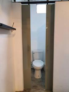 La salle de bains est pourvue de toilettes blanches. dans l'établissement Great House for Families and Big Groups, à Bangkok