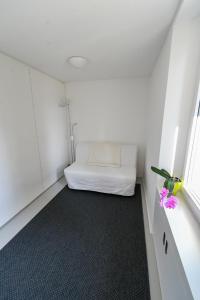 niewielka sypialnia z białym łóżkiem i czarnym dywanem w obiekcie Splendido appartamento a due passi da Locarno w mieście Tenero