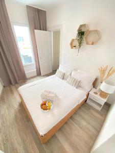 Un dormitorio con una cama con un plato de comida. en Villa 56, en Constanţa