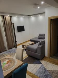 una sala de estar con un sofá y una mesa en Lux Apartmani Bajova, en Cetinje