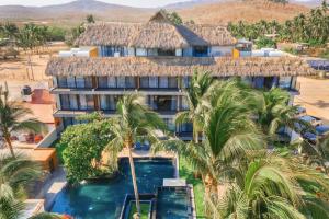 Pérula的住宿－Casa Tilmacalli Hotel Boutique，棕榈树和游泳池的度假村空中景致