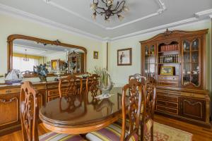 jadalnia ze stołem i lustrem w obiekcie Villa Cecilia - Casa marinera con piscina y jardín w mieście Colindres
