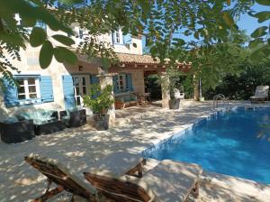 een huis met een zwembad voor een huis bij Villa Mare in Sveti Petar