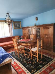 - une salle à manger avec une table et des chaises en bois dans l'établissement Casa La Casiru, à Straja