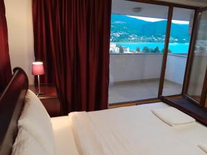 sypialnia z łóżkiem i oknem z widokiem w obiekcie Villa Bella w Ochrydzie