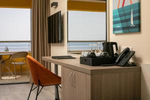 Zimmer mit Schreibtisch und Telefon in der Unterkunft Hotel Antonio in Makarska