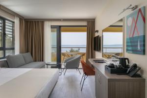 ein Hotelzimmer mit einem Bett, einem Schreibtisch und Stühlen in der Unterkunft Hotel Antonio in Makarska