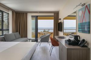 TV a/nebo společenská místnost v ubytování Hotel Antonio